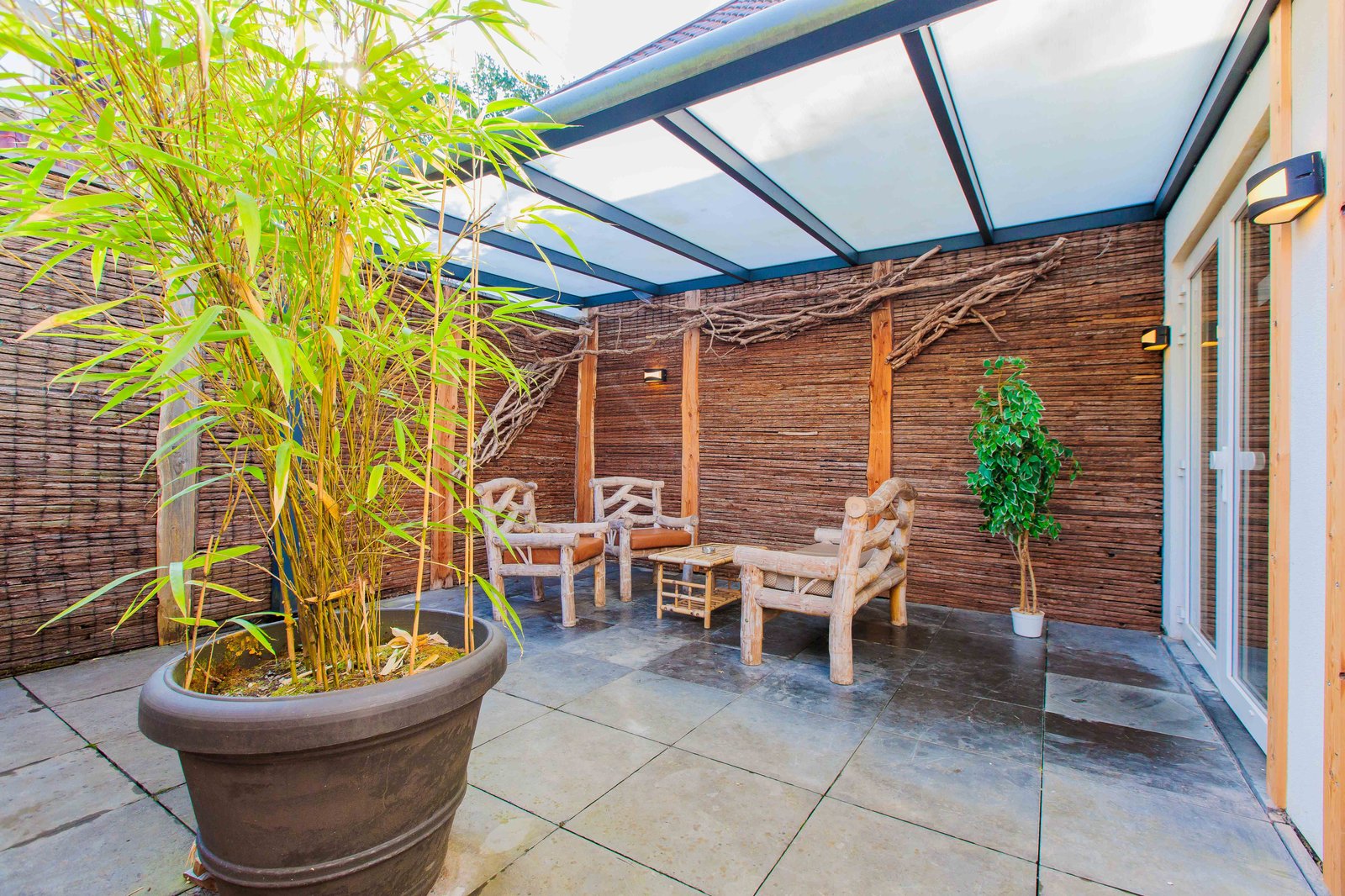 Rustige sauna-omgeving met houten bankjes