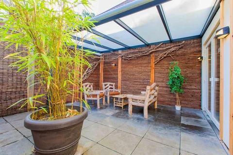 Rustige sauna-omgeving met houten bankjes